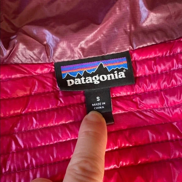 Patagonia Fiona long quilted down hooded jacket burgundy/dark current size small - Picture 11 of 11